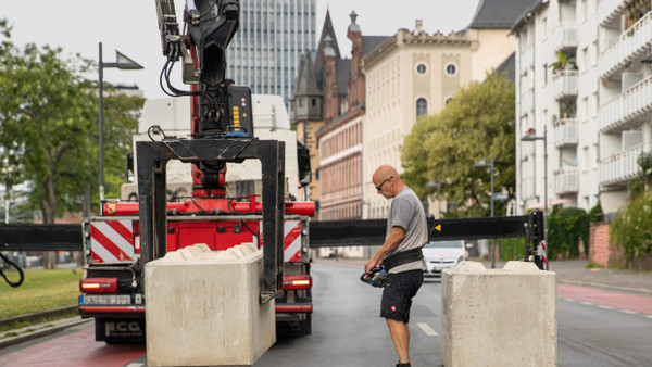 Blockabfertigung: Mit Schildern, Absperrgittern und Betonquadern wird der Untermainkai für Autos, Lastwagen und Motorräder geschlossen.