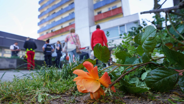 Vor diesem Hochhaus in der Hanauer Innenstadt wurde der später verstorbene Junge gefunden.