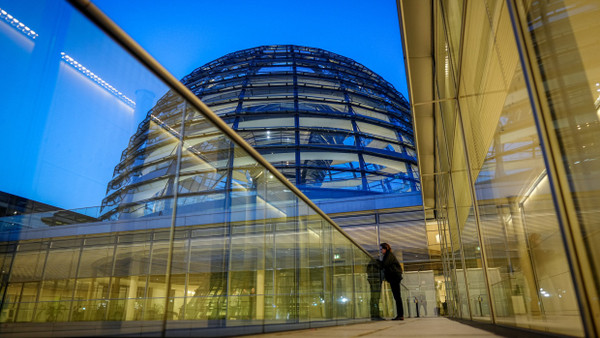 Blick auf die Reichstagskuppel des Bundestags einen Tag vor der letzten regulären Sitzung der ablaufenden Legislaturperiode vor der Bundestagswahl.
