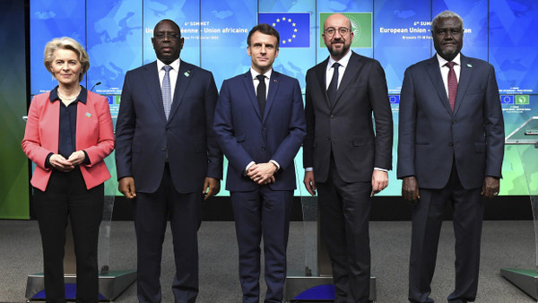 Mal wieder die Partnerschaft beschworen: Kommissionspräsidentin von der Leyen, AU-Präsident Macky Sall, der französische Präsident Macron, Ratspräsident Michel und AU-Generalsekretär Moussa Faki Mahamat beim gemeinsamen Gipfel im Februar