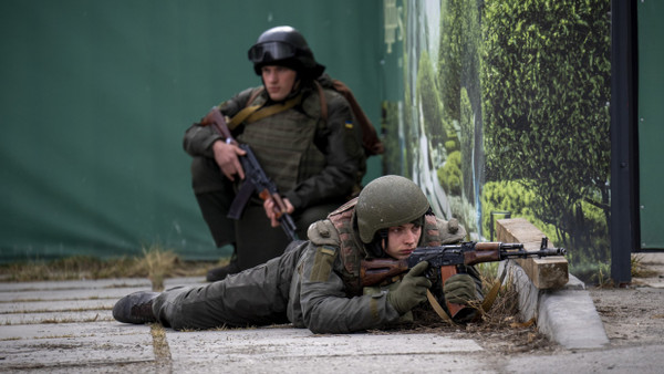 Ukrainische Soldaten am Donnerstag in der Innenstadt Kiews