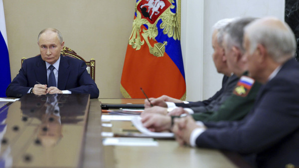 Kremlchef Wladimir Putin hat sich zufrieden mit dem Einsatz einer neuen Mittelstreckenrakete gegen die ukrainische Millionenstadt Dnipro gezeigt.