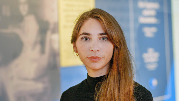 Wünscht sich, dass politische Bildung digitaler wird: Deborah Schnabel in der Bildungsstätte Anne Frank