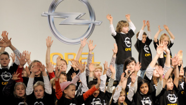 Ein Kinderchor sang für die Kanzlerin: „Der Blitz, der Blitz kommt aus ’ner Welt, in der Freundschaft und Familie zählt”