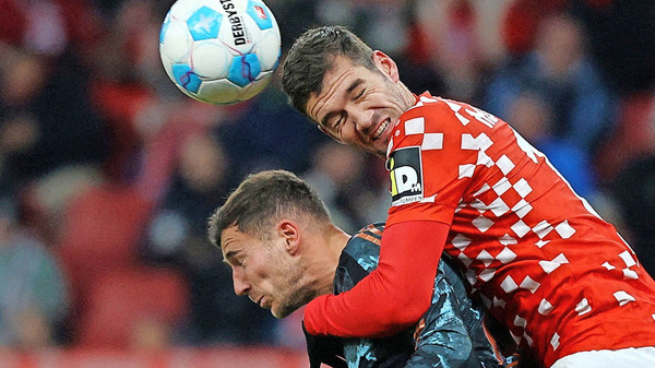 Kampf um jeden Ball: Stefan Bell (rechts) im Duell mit Münchens Leon Goretzka