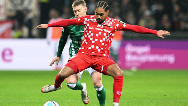 Der Mainzer Phillipp Mwene (vorne) will keinen mehr vorbei lassen.