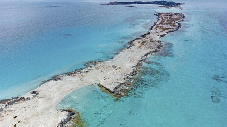 Nachsaison: Am grauen Strand, am grauen Meer