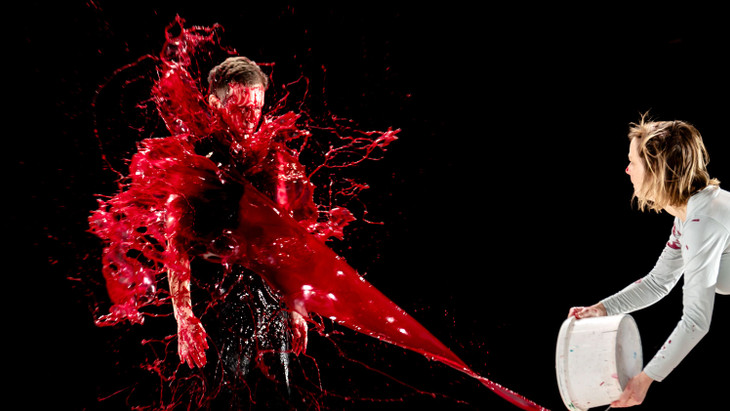 Denn Blut ist nun genug geflossen: Maja Beckmann als Ajax beschüttet Odysseus (Nils Kahnwald) mit roter Farbe in Christopher Rüpings neustem Antikenstreich.