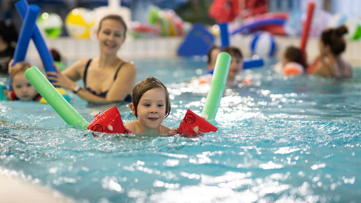 Schwimmenlernen soll Spaß bereiten: Private Anbieter nutzen oft kleine Bäder für Kursangebote gerade für die Kleinsten.