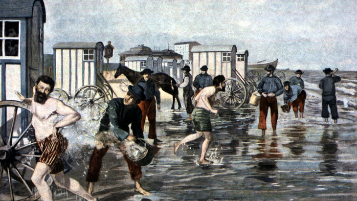 Nachsaison: Am grauen Strand, am grauen Meer