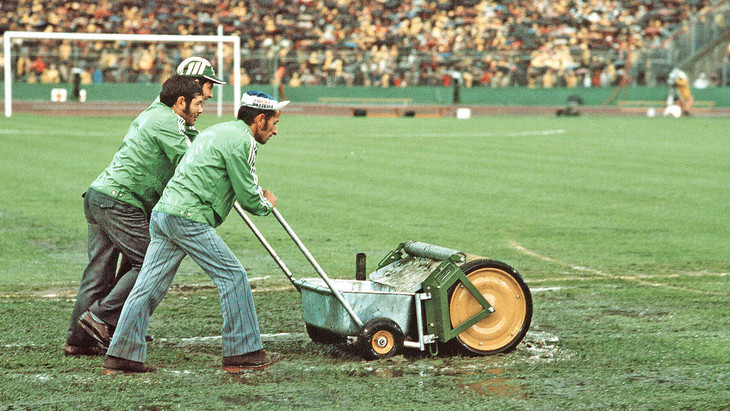 Frankfurter Sumpf: Der Regen hinterlässt Spuren, das Waldstadion wird bei der Fußball-WM 1974 Austragungsort einer Wasserschlacht zwischen Deutschland und Polen.