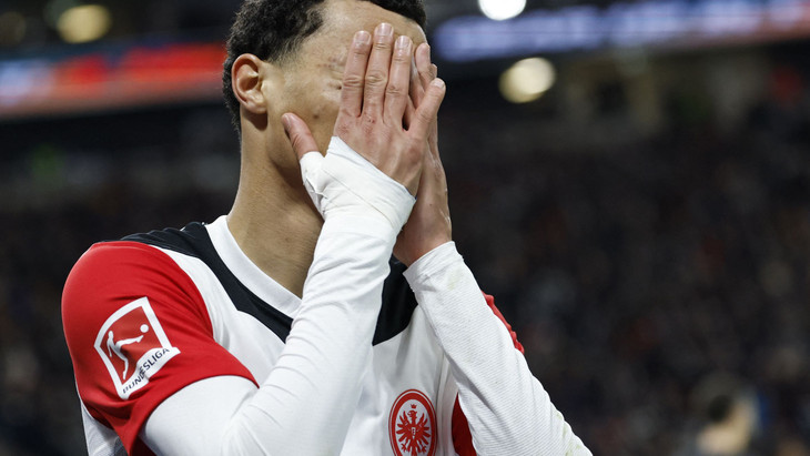 Junge Spieler (hier Hugo Ekitiké von Eintracht Frankfurt) müssen sich erst Strategien erarbeiten, um mit Druck umzugehen.