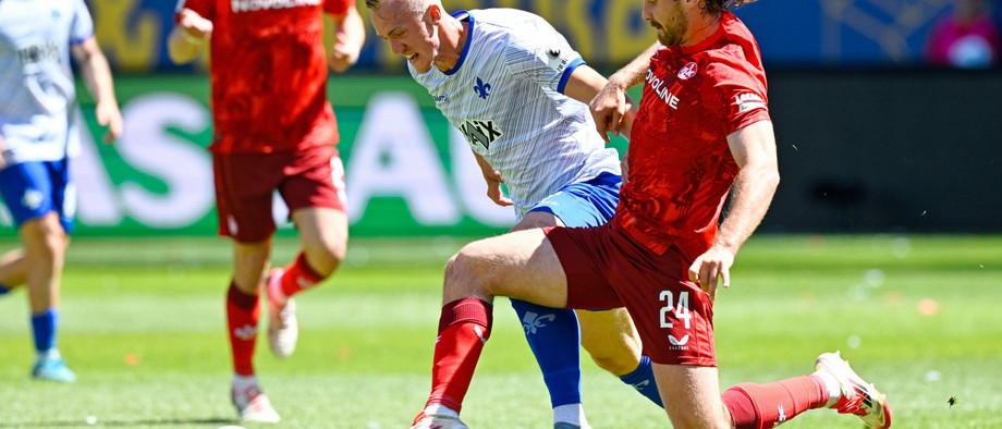Umkämpftes Duell: Kaiserslauterns Jannis Heuer (rechts) und Darmstadts Isac Lidberg